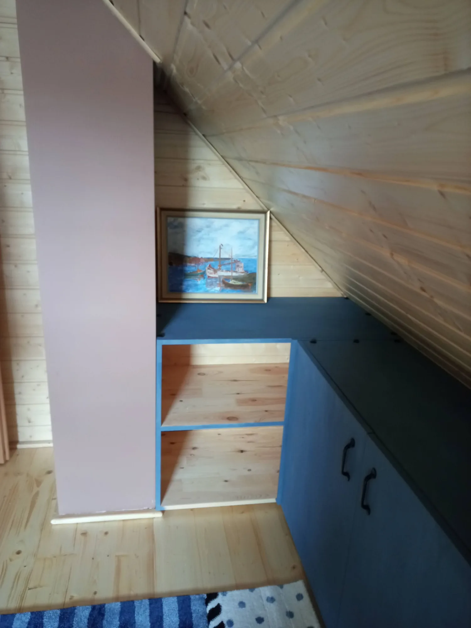 Niebieska szafka pod skosem
