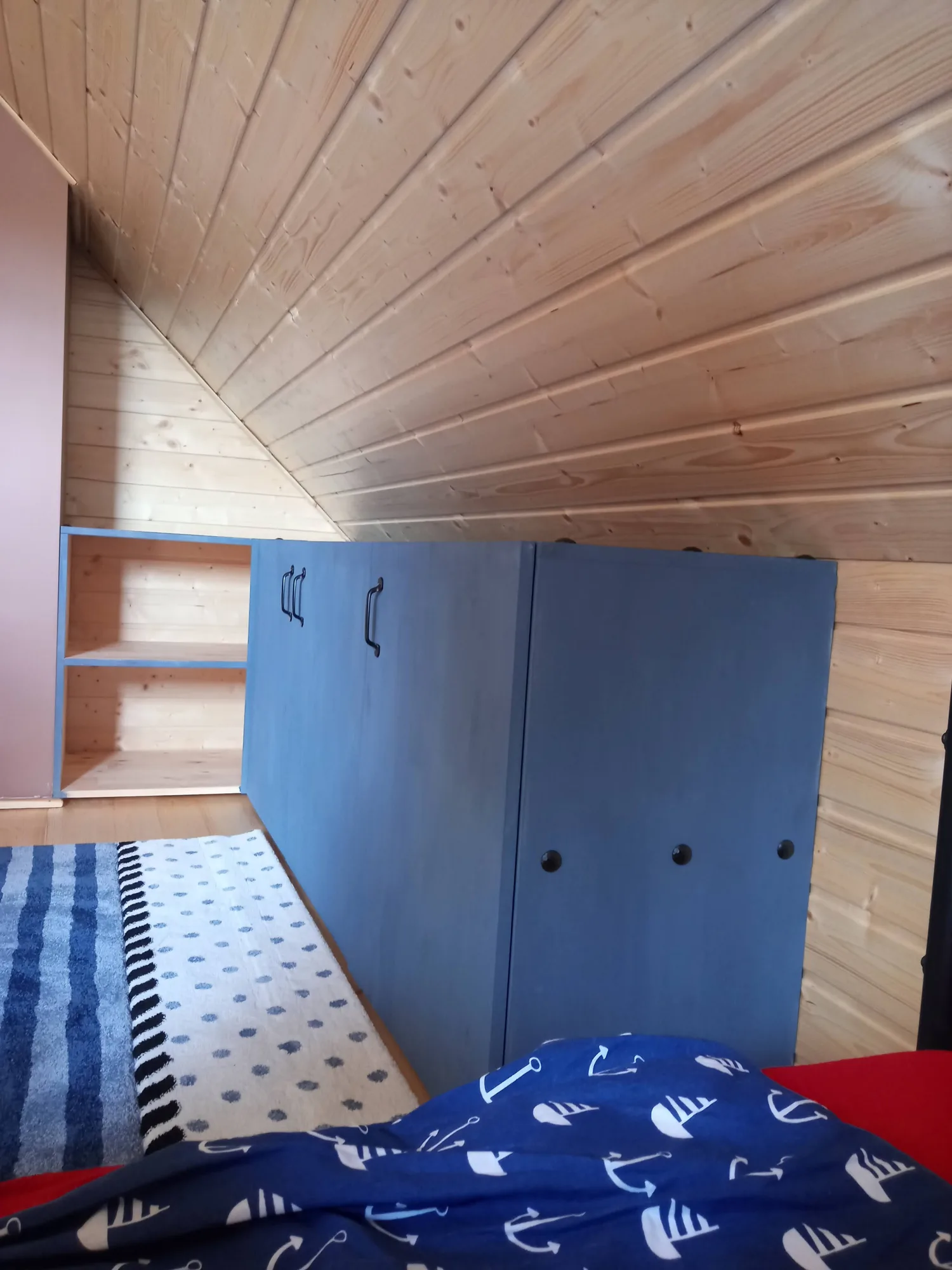 Niebieska szafka pod skosem