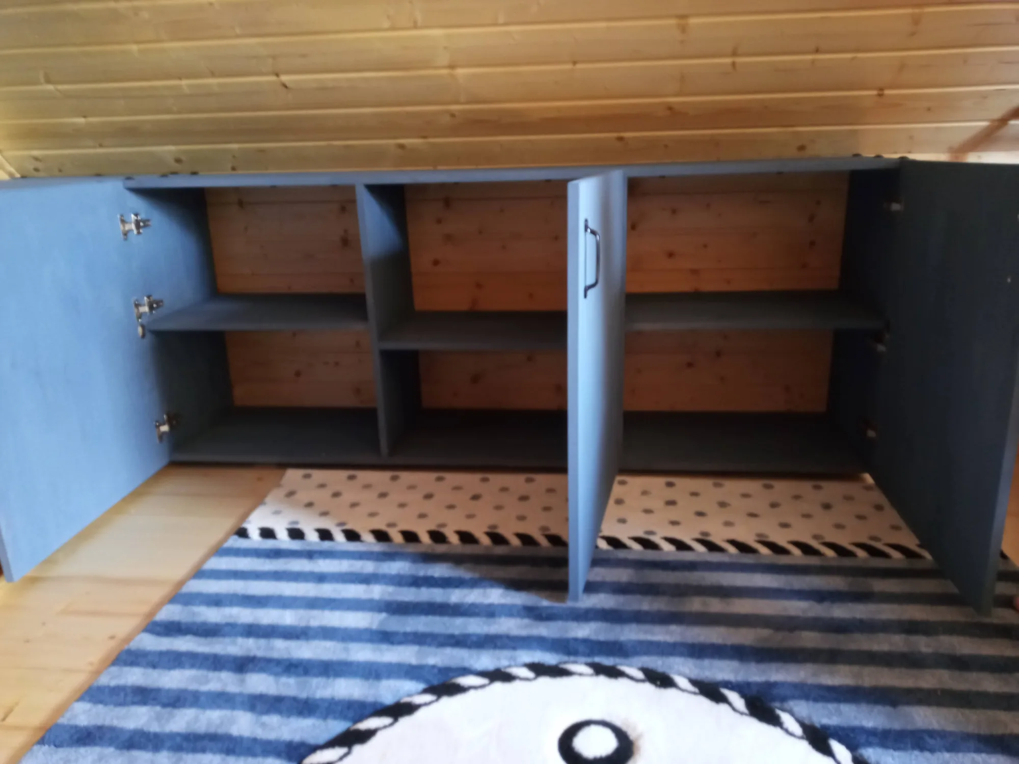 Niebieska szafka pod skosem