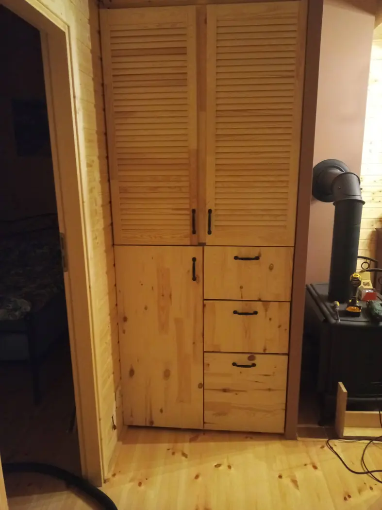 Drewniana szafa pod skosem
