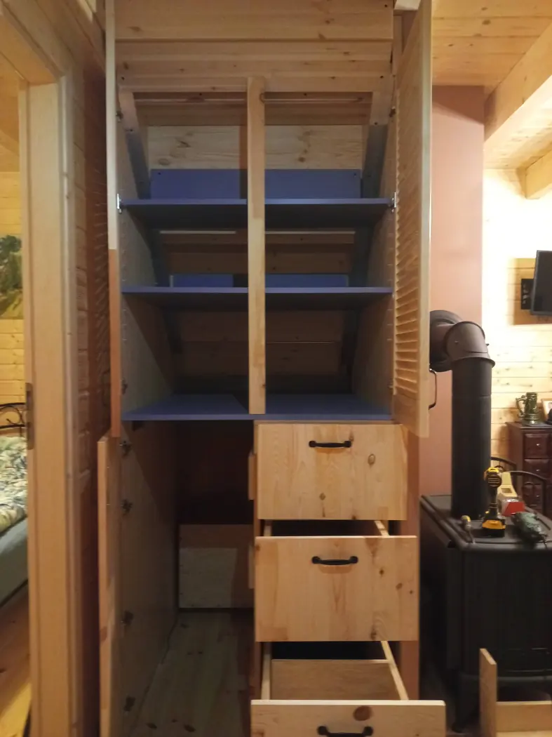 Drewniana szafa pod skosem